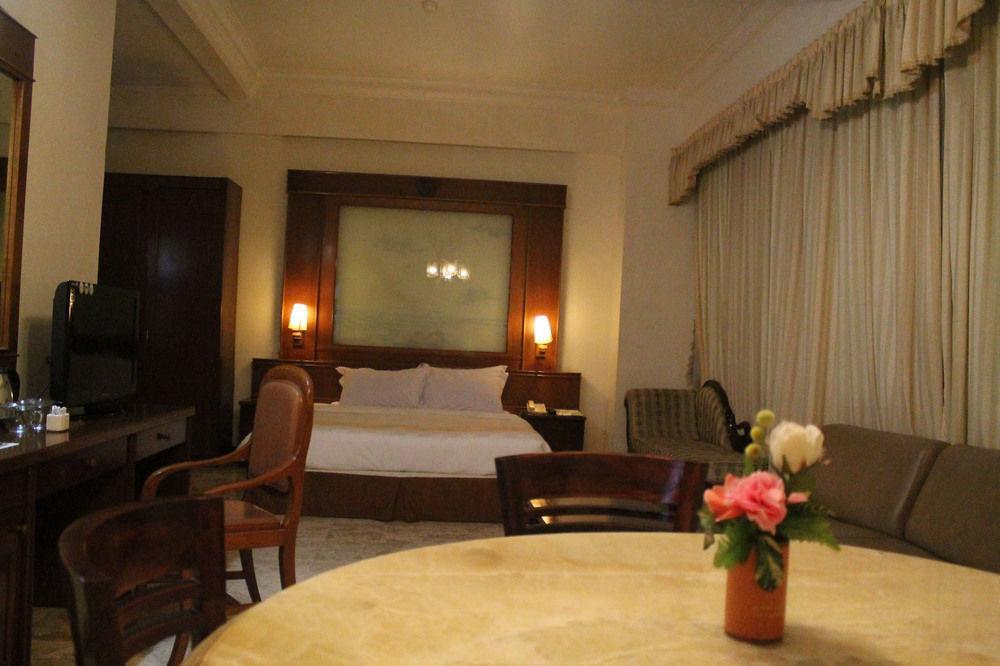 Satelit Hotel Surabaya Exterior foto