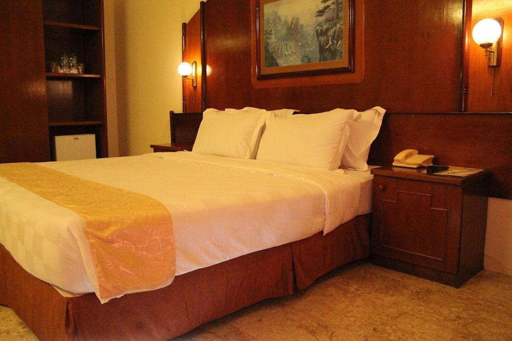 Satelit Hotel Surabaya Exterior foto